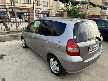 мини афто: Honda Fit (серебристый хэтчбек) - Кузов: 5‑дверный хэтчбек
