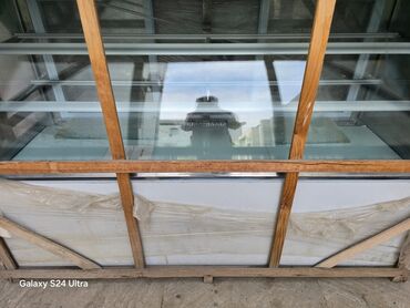 ресепшн мебель: Şirniyyat vitrin soyuducusu - Önü əyri şüşəli, geniş nümayiş sahəsi -