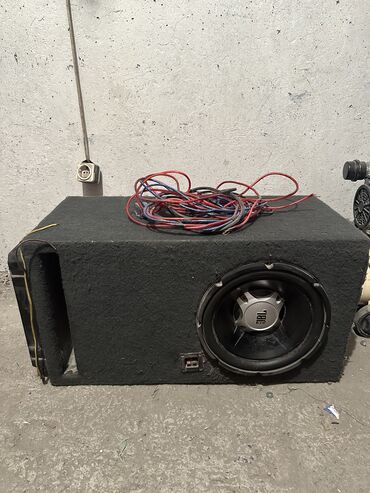 автомобильный усилитель: Сабвуфер в хорошем состоянии. Басы мощные, глубокие. Усилитель на