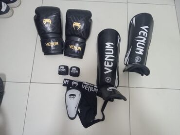 Borilački sportovi: Venum boxing kit includes 14 oz black boxing gloves with gold and — 1