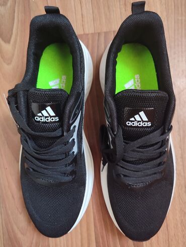 adidas: Продаю абсолютно новые кроссовки "Adidas", размер 42. Коробка в