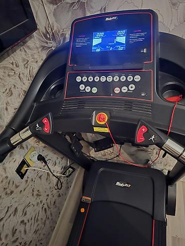 ev turniki: BodyFit qaçış trenajoru - Güclü, səssiz elektrik mühərriki ilə evdə — 2