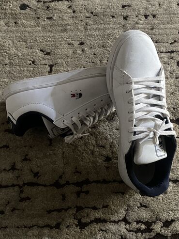 Кроссовки и спортивная обувь: Кроссовки бренд Lacoste 43 размер заказывал с интернета 44 привезли 43