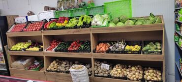 стеллажи для овощей и фруктов бу: Продаю стеллажи для фруктов и овощей. кочество хорошее. 7000 каждый