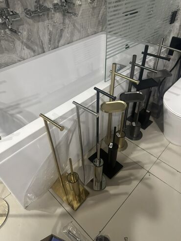 Moydadırlar: Ağ rəngli keramika Çanaq və iki geniş siyirməli ağ qapalı şkafı olan — 8