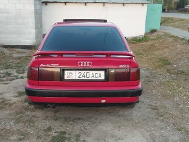 Audi: Красный седан Audi 100 с характерной решеткой радиатора с четырьмя — 5