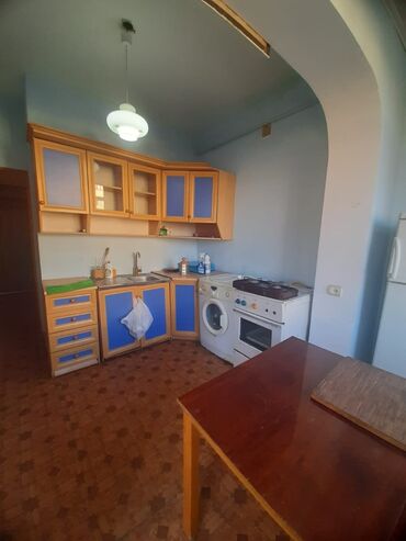 Otaqların satışı: Satılır: işıqlı, geniş zal otağı Bakıxanovda İcranın arxasında 7/9 — 15