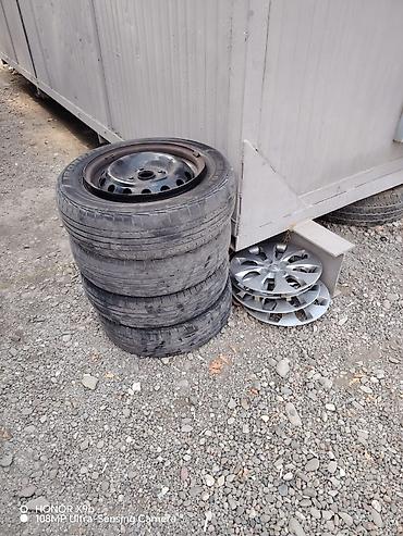 Колеса в сборе: Hunday accsent avtomobildən çıxıb. Əyrisi çatı yoxdur. Disk təkər — 2