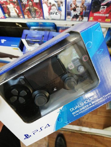 Ps4 pultu Dualshock 4 qara . Tam bağlı upokovkada orginal. Çatdırılma