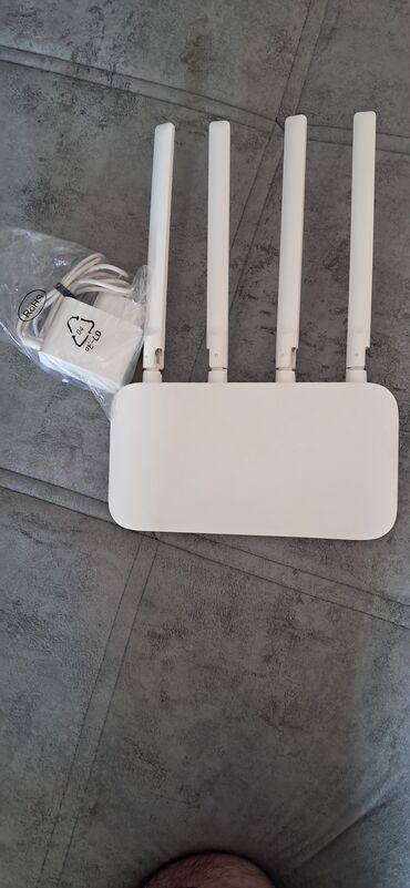 mi fi: Xiaomi Mi Router 4A, dörd xarici antena ilə təchiz edilmiş ağ rəngli