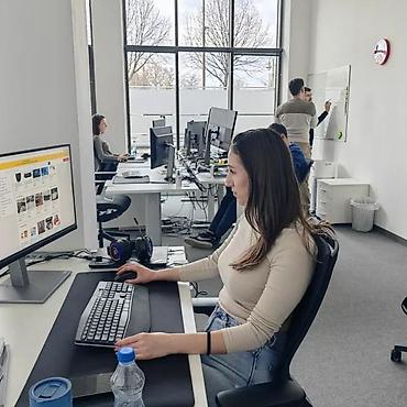 Kancelarija: Moderna opremljena kancelarija – otvoreni prostor za timove - Svetao — 4