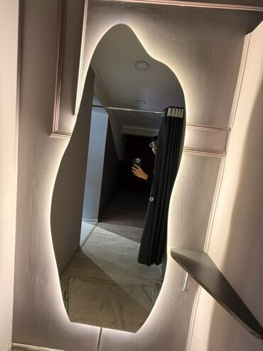 декор для стен: Зеркало в полный рост с фигурным контуром и встроенной подсветкой. -