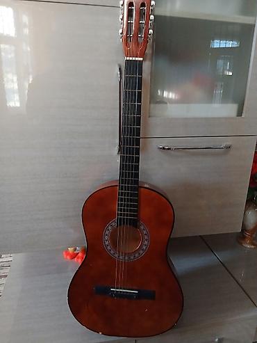 klassik gitara: Klassik akustik gitara satılır. Simin biri yoxdur. İstəyən olsa — 1