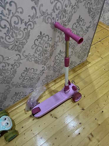 Uşaq dünyası: Skuter qız uşağı üçün. Musiqili, işıqlı. Sadəcə təkəri çıxıb — 2