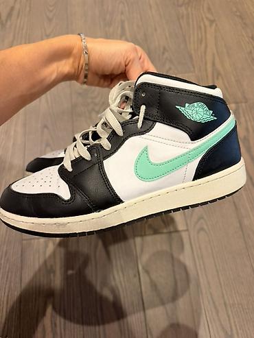 Nike Air Jordan 1 Mid – qara/ağ rəng sxemi, nane-yaşıl Swoosh və Wings lalafo.az -da Nike Air Jordan 1 Mid – qara/ağ rəng sxemi, nane-yaşıl Swoosh və Wings
