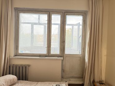 заберу мебель бесплатно: Б/у окно + дверь деревянная Выход на балкон Прочная, в хорошем