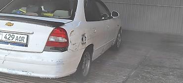 Другие автомобили: Белый седан компакт‑класса с передним приводом. Кузов 4‑дверный, на — 9