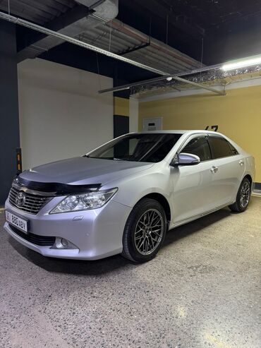 camry кореец: Автомобиль Toyota Камри серебристого цвета. Оснащен защитным