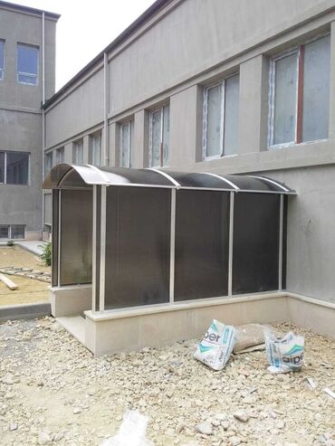 Məhəccərlər: Polikarbonatdan hazırlanmış, günəşdən və yağışdan qoruyan, müxtəlif