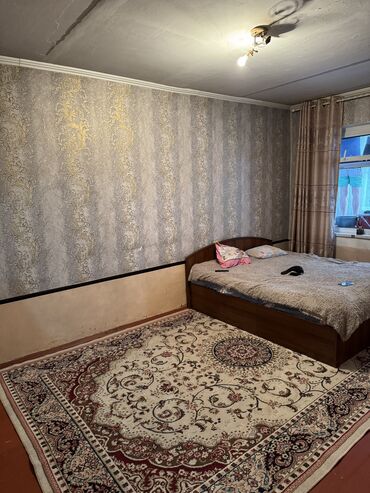 квартира в районе ошского рынка: 1 комната, 37 м², 104 серия, 1 этаж, Старый ремонт