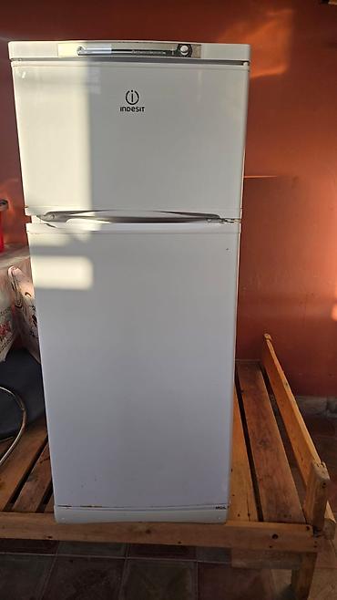 Indesit ikiqapılı soyuducu - Üst hissədə ayrıca dondurucu bölmə