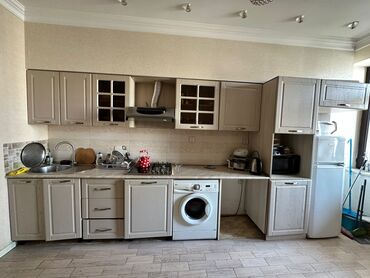 Mətbəx mebeli: Metbex mebeli. 550azn. ölçü 4.50sm. yaxsi veziyyetde. üzerinde qaz