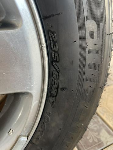 17: Колесо в сборе: шина 235/65 R17 на легкосплавном диске. Подходит — 2