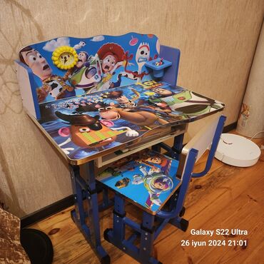 стол для маникюра: Б/у, Для мальчика, Письменный стол, Без выдвижных ящиков