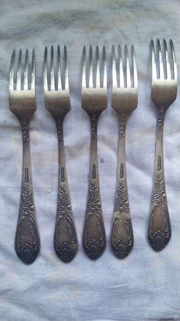 Süfrə ləvazimat dəstləri: Klassik naxışlı süfrə dəsti – qaşıq və çəngəllər - Tərkib: 3 ədəd iri — 4