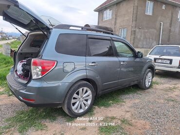 субару империза: Subaru Forester серого цвета, с рейлингами на крыше и фаркопом. В