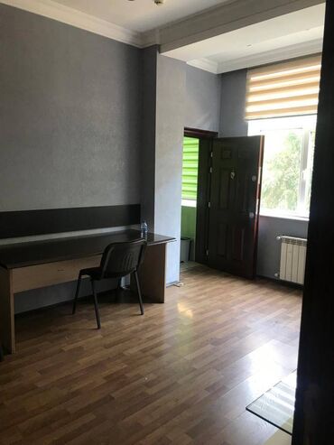 Ofislər: Gənclik metrosuna yaxın yol kənarı ümumi sahəsi 220 kv,m olan — 19