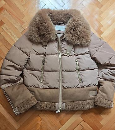 dormeo deka: Ženska zimska jakna – kratki puffer/bomber kroj u toploj taupe/smeđoj — 2