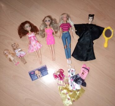 decija kolica igracka: 3 Barbike, 2 manje lutke, veštica i sa njima idu još 3 haljine, beba