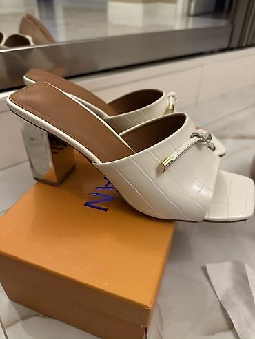 Tərliklər: Ağ rəngli qadın mule sandaleti - Model: açıq burunlu, kvadrat formalı — 4