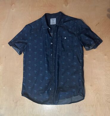 Koftalar, sviterlər: Təcili Satılır…Endirim Var… Kişi köynəkləri satılır.Ölçüsü — 4