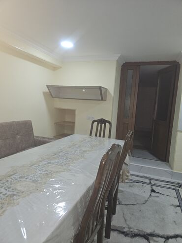 Otaqların uzunmüddətli kirayəsi: Kirayə üçün kiçik studiya tipli otaq. Xüsusiyyətlər: - Açıq mətbəx — 2