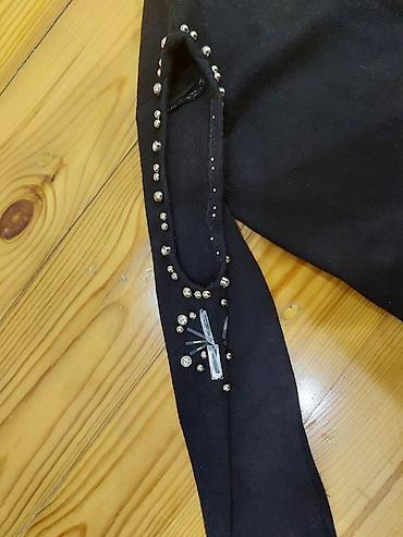 Toy paltarları və aksesuarları: Qadın sviteri – qara rəng, uzunqol, trikotaj. - Dizayn: Yuxarı qol — 2