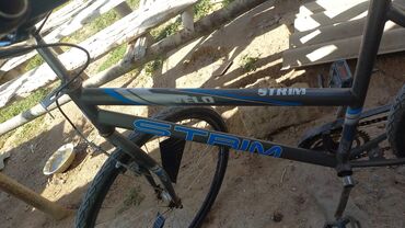 Elektrik velosipedlər: Tünd boz rəngdə "STRİM VELO" markalı velosiped. Gövdəsinin üzərində