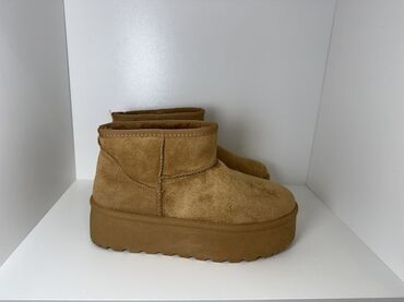 sandale bez boje: Ugg mini čizme, 37