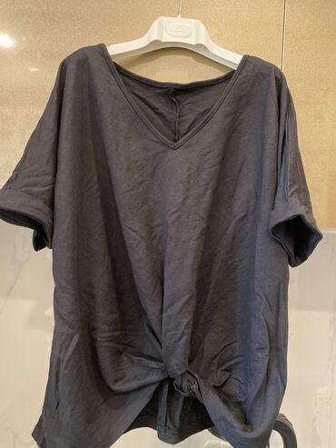 Dəstlər, kostyumlar: Qadın geyimləri 3 azn her biri 1) Açıq boz rəngli qısaqol bluz: - — 7