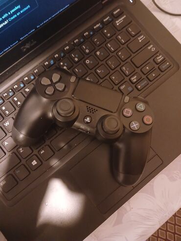 Video oyunlar üçün aksesuarlar: PS4 pultu yenidi 1 2 dəfə işlənib karobkasi var ps4 komputere qosulur