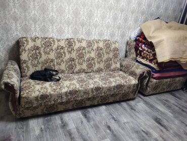 Прямые диваны: Продаю комплект диван и два кресло