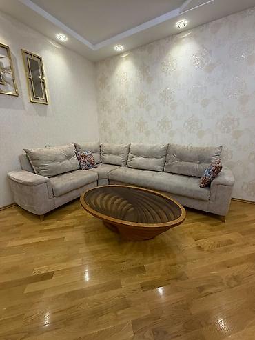 Divan satılır 500₼. Açılır bazası var. Ölçüsü 2.2/3.1. (Əlavə jurnalni