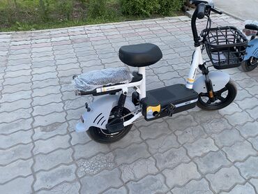 Гироскутеры, сигвеи, электросамокаты: Электро скутер новый без пробега