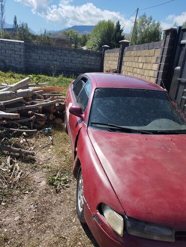 авто лизинг рассрочка: Красный седан Mazda 626 с характерными закругленными формами
