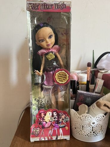 baytar hekim: Ever After High kolleksiyasından, bənövşəyi və qara saçlı, çəhrayı və