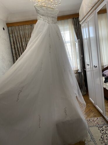 Toy paltarları: Ağ gəlinlik – straplez, A-kəsimli, uzun quyruqlu model. - Üst hissə — 8