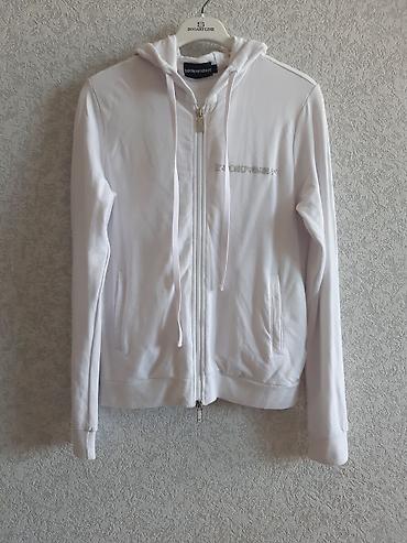 Üst geyimi: "EMPORİO ARMANİ" brendi olan kapişonlu üst geyimi. Ag rəngdi. L, XL — 2