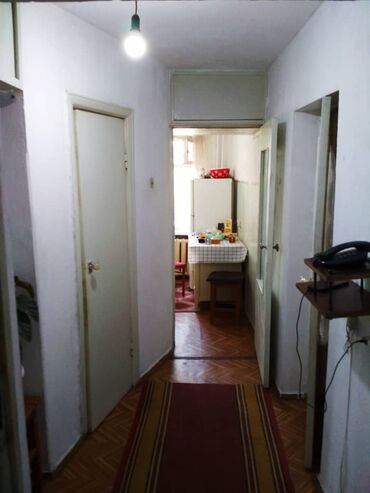 срочно продаётся 1 комнатная квартира в районе ошского рынка: 1 бөлмө, 30 кв. м, Жеке план, 2 кабат, Эски ремонт