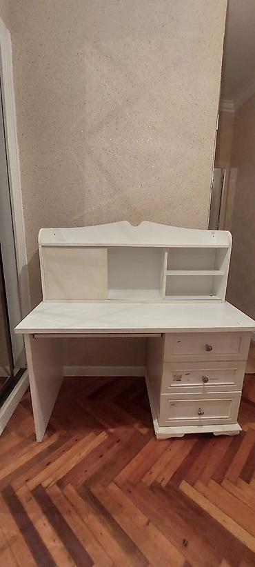 işlənmiş ofis stolu: Yazi masasi 60azn. Tecili satilir. Unvan Azadliq pr. *N17 — 1